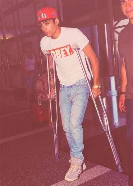 Zayn Malik Crutches.jpg Zayn Malik Crutches