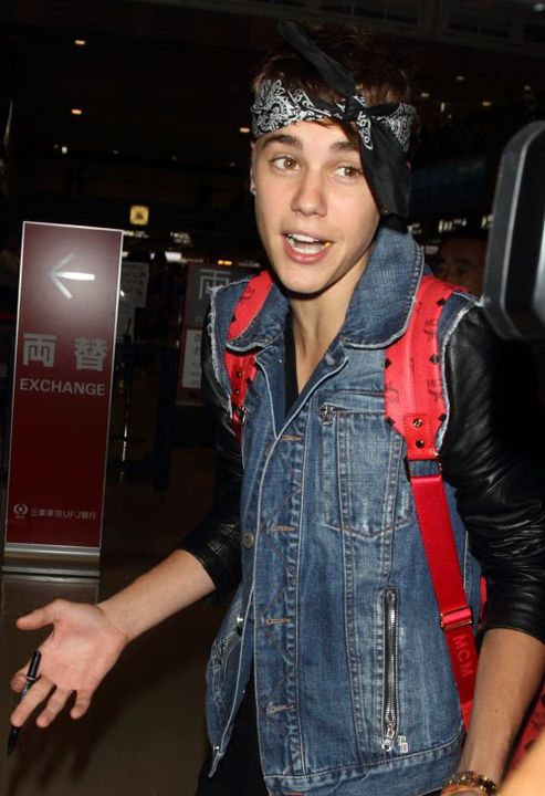 justinbieber-selenagomez-japan-12-500x730
