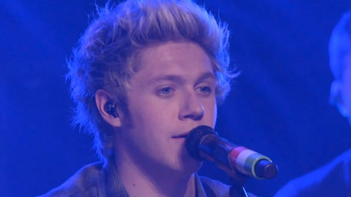 Niall Horan One Direction perform 'Little Things'
