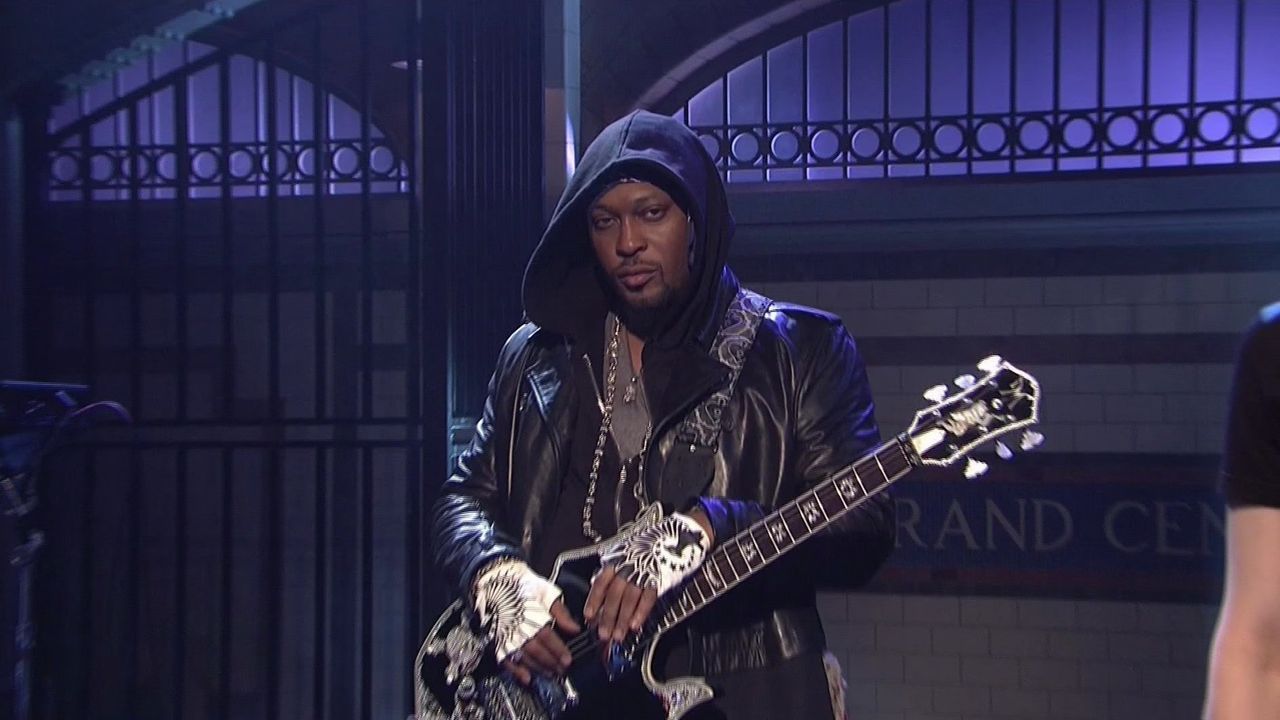 DAngelo performs The Charade on SNL (VIDEO)