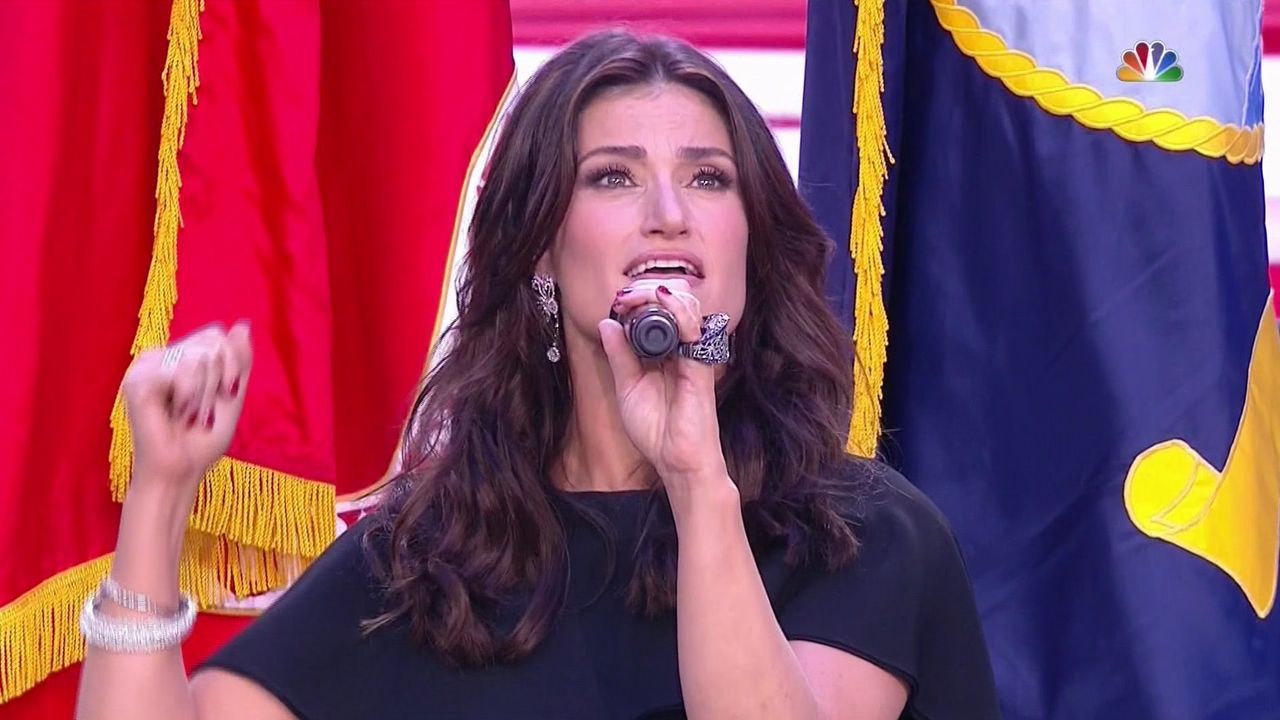 Idina Menzel sings National Anthem at Super Bowl XLIX (VIDEO)