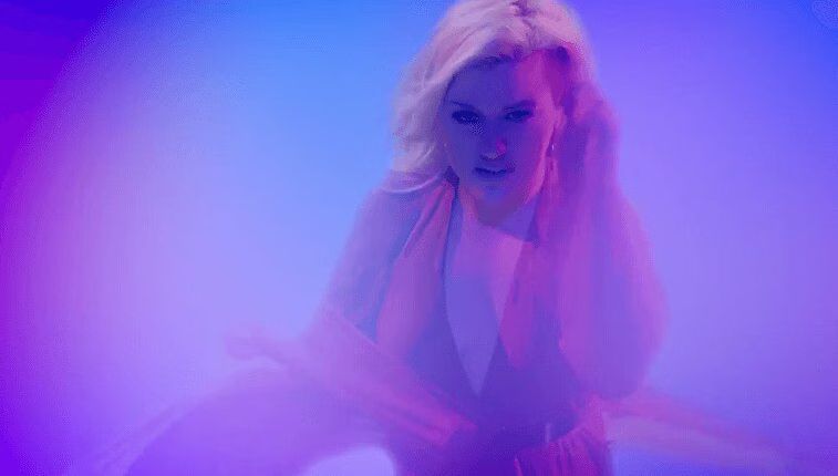 Kelly Clarkson releases 'Heartbeat Song' official video