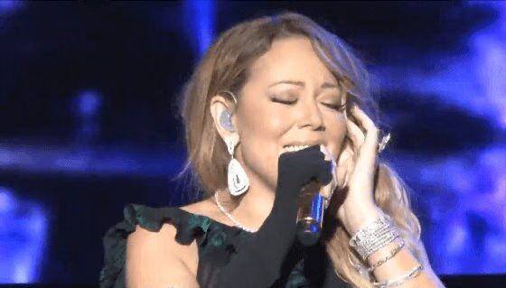 Mariah Carey fails to Lip Sync for her life at Jazz and Blues Festival (VIDEO)
