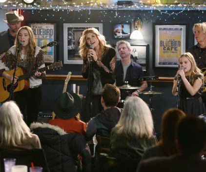 Nashville - Rayna performs with Maddie and Daphne