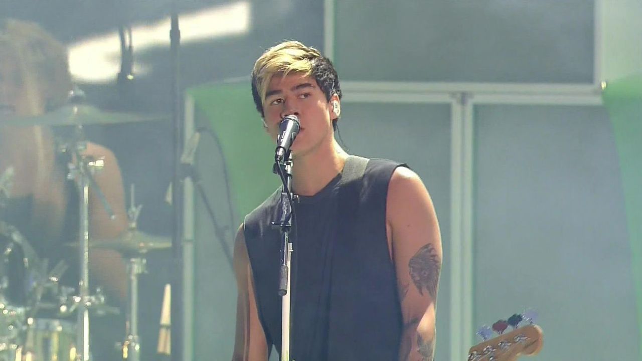 5 Seconds of Summer close Kid's Choice Awards with 'What I Like About You'