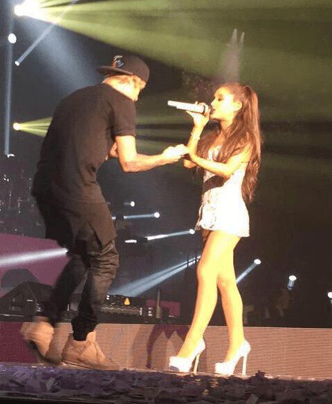 Ariana Grande and Justin Bieber duet at Honeymoon Tour Miami (VIDEO)