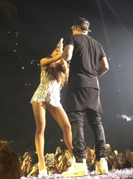 Ariana Grande and Justin Bieber duet at Honeymoon Tour Miami