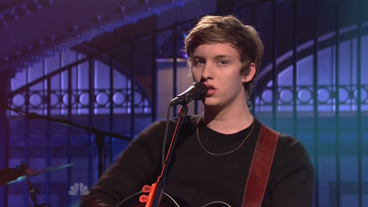 George Ezra sings 'Budapest' on SNL