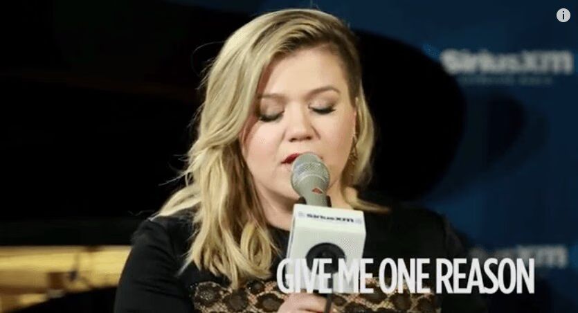 Kelly Clarkson covers 'Give Me One Reason' by Tracy Chapman (VIDEO)