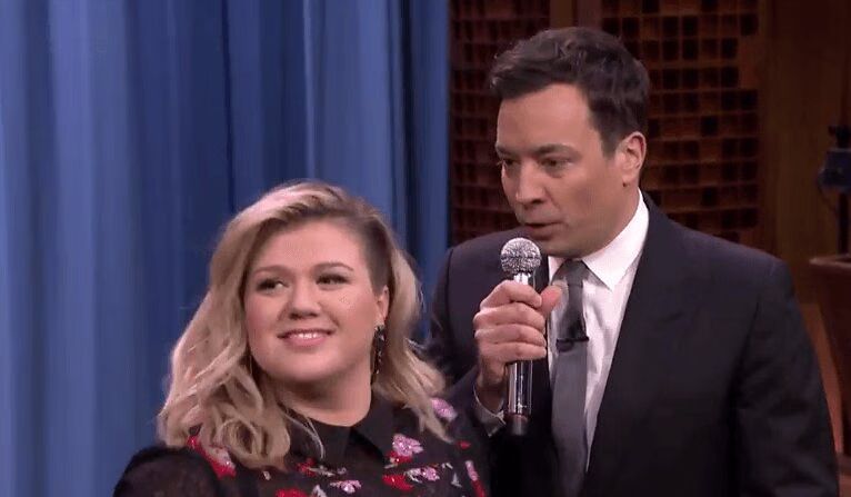 Kelly Clarkson duets with Jimmy Fallon on The Tonight Show (VIDEO)