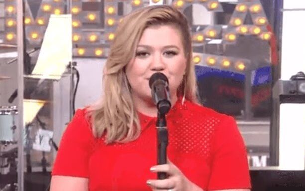 Kelly Clarkson performs hits on Good Morning America (VIDEO)