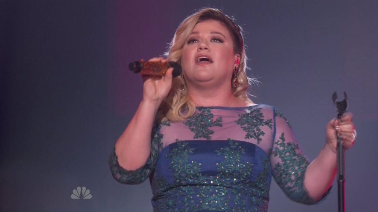 Kelly Clarkson sings 'Heartbeat Song' on iHeartRadio Music Awards 2015 (VIDEO)