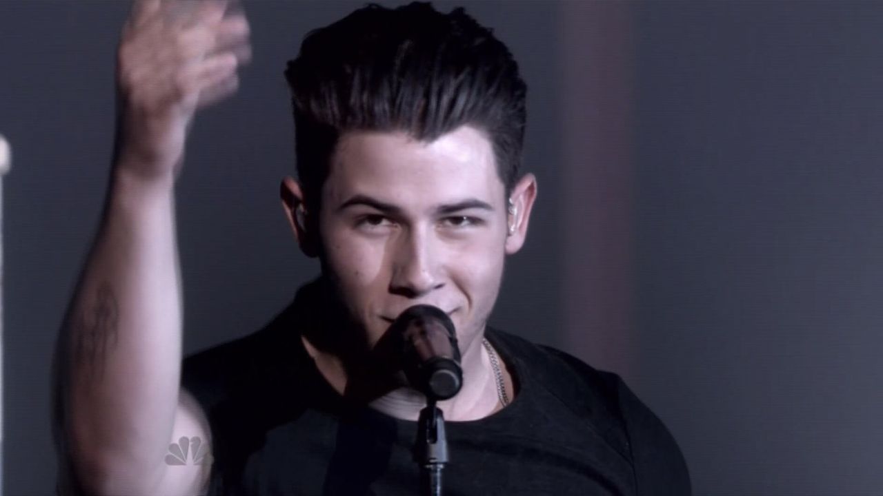 Nick Jonas performs 'Chains' on iHeartRadio Music Awards 2015 (VIDEO)