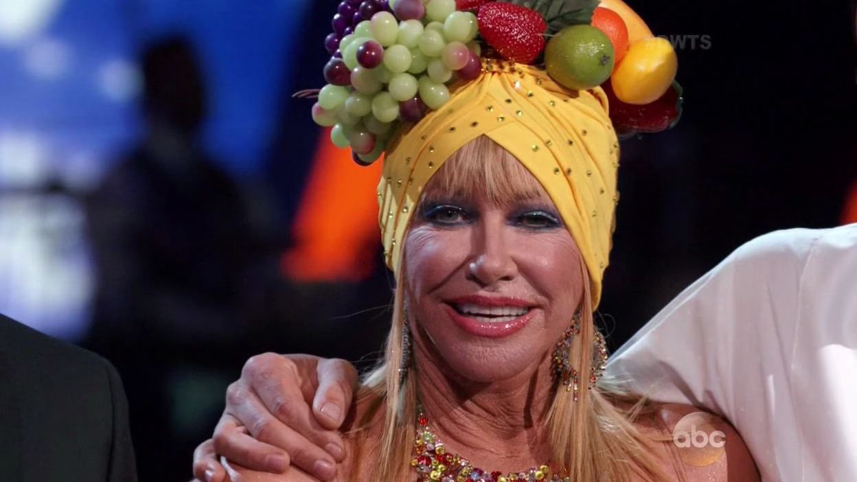 Suzanne Somers and Tony Dovolani dance Samba