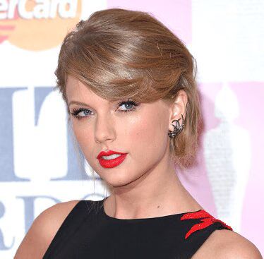 Taylor Swift buys TaylorSwift.porn - What is she planning