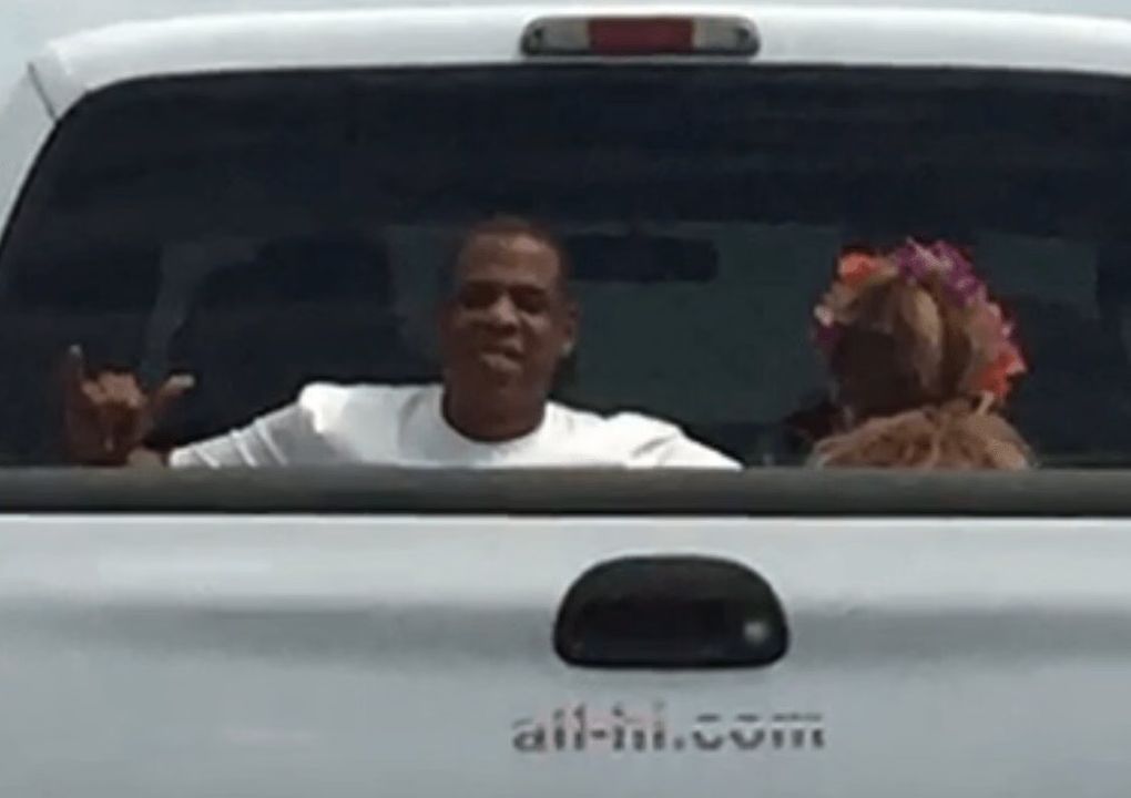Beyonce and Jay-Z on the back of a truck in Hawaii (VIDEO)