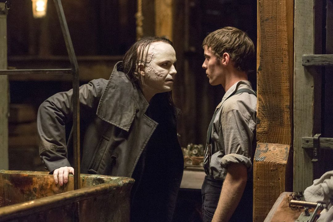 Rory Kinnear as The Creature and Harry Treadaway as Dr. Victor Frankenstein in Penny Dreadful (season 2, episode 1). - Photo: Jonathan Hession/SHOWTIME