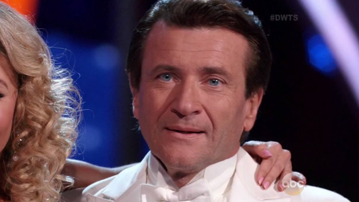 Robert Herjavec and Kym Johnson dance classic and classy Waltz