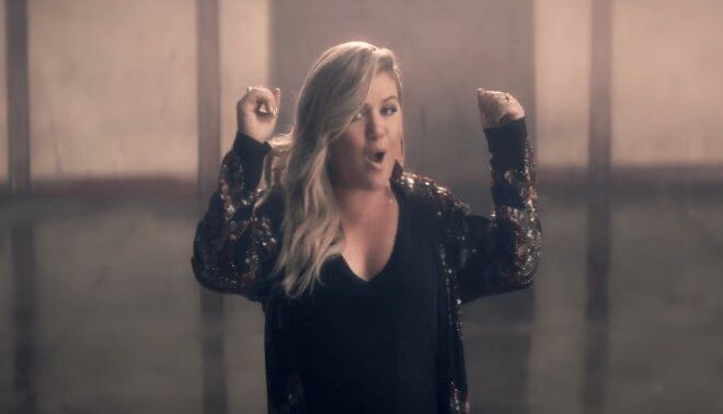 Kelly Clarkson Slims Down For Empowering 'Invincible' Video, She Looks Amazing