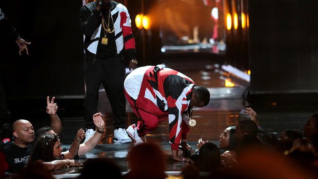 Is Diddy suing Viacom for his fall at the BET Awards 2015? - Report