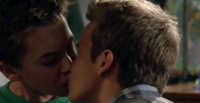 Jude and Connor kiss on The Fosters (Jonnor)