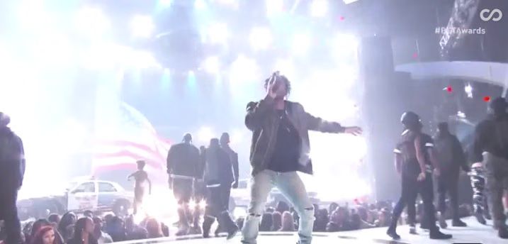Kendrick Lamar opens the BET Awards 2015 with 'Alright' (VIDEO)