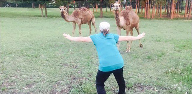 Zookeepers pose as Chris Pratt in 'Jurassic World' (PHOTOS) 05