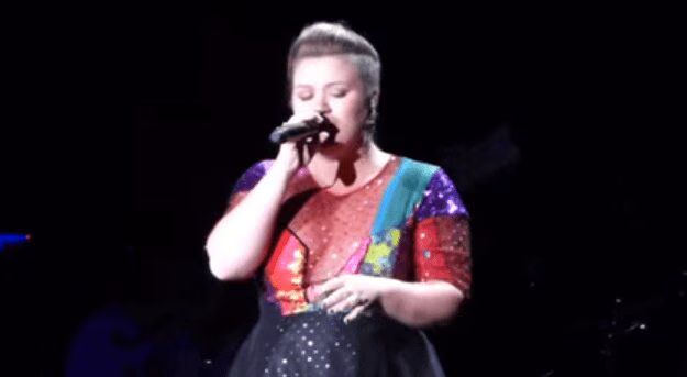 Kelly Clarkson Covered 'Blank Space' By Taylor Swift And It Was Breathtaking (VIDEO)