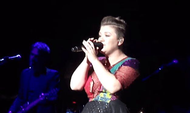 Kelly Clarkson Covers 'Habits' By Tove Lo For The Fans (VIDEO)
