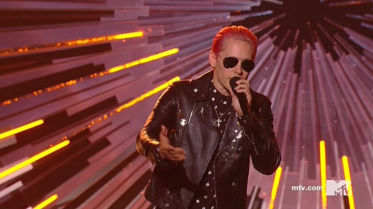Jared Leto Debuts Pink Hair at MTV VMAs (PHOTO)