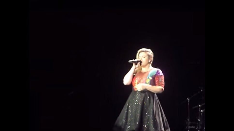 Kelly Clarkson Covers 'Heaven' by Bryan Adams for Her Husband (VIDEO)
