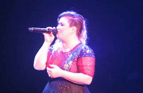 Kelly Clarkson Covers 'If It Makes You Happy' By Sheryl Crowe (VIDEO)