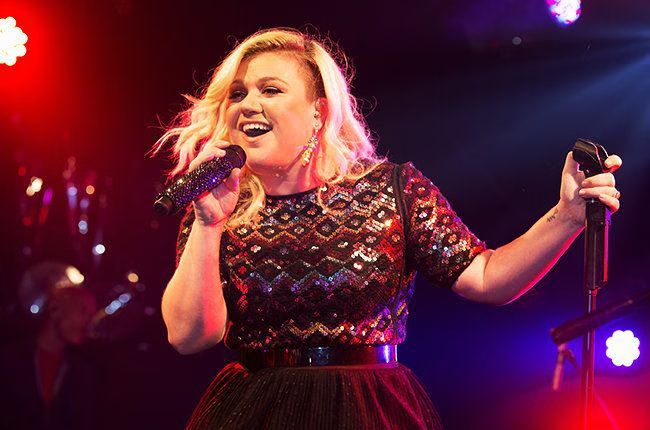 Kelly Clarkson Covers 'Off To The Races' By Lana Del Rey (VIDEO)