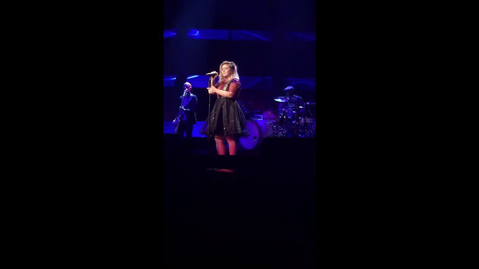 Kelly Clarkson Covers 'Purple Rain' By Prince – Outstanding! (VIDEO)