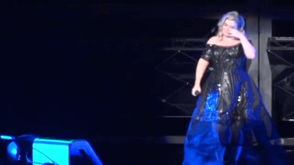 Kelly Clarkson Cries, Announces Pregnancy Onstage at Concert (VIDEO)