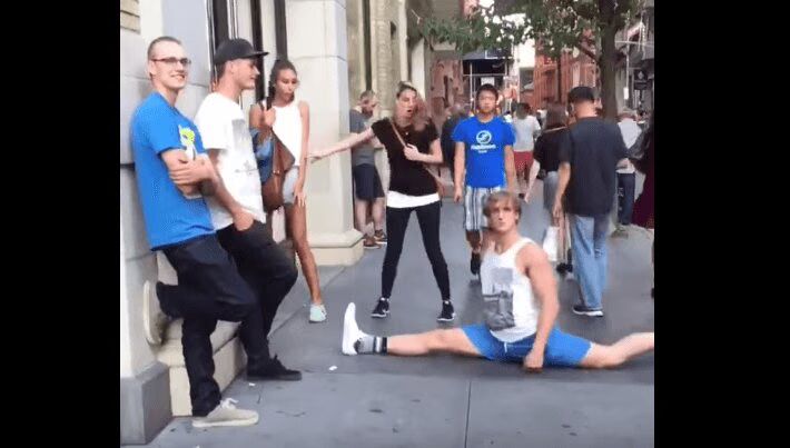 Man Randomly Splits In New York City - Hilarious! (VIDEO)