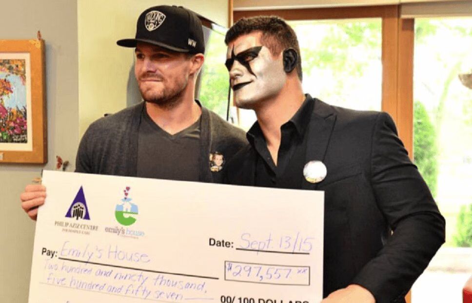 Stephen Amell Donates WWE Profits to Charity (PHOTO)