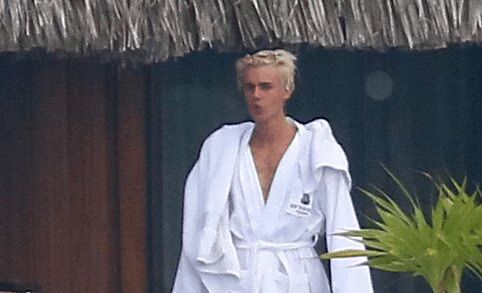 Justin Bieber Nekkid Photos Hit The Internet (VIDEO)