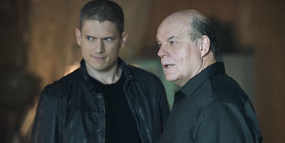 Leonard Snart kills his father on The Flash
