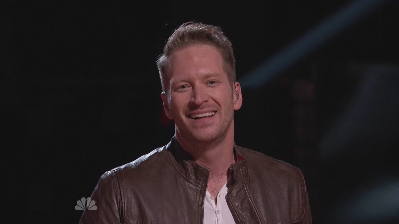 Barrett Baber Sings 'Delta Dawn' on The Voice (VIDEO)