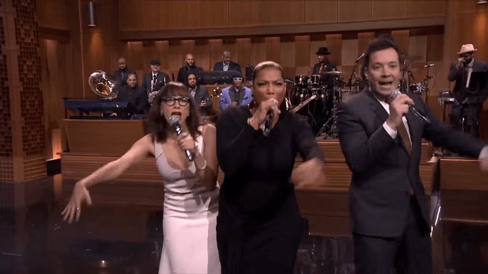 Jimmy Fallon, Rashida Jones, Queen Latifah Sing Holiday Parodies on 'Tonight Show' (VIDEO)