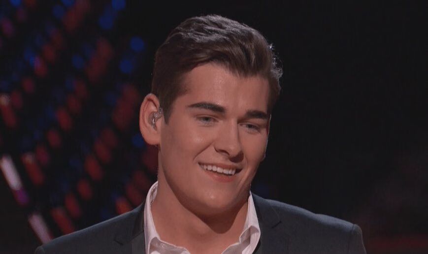Zach Seabaugh Sings 'Are You Gonna Kiss Me or Not' on The Voice (VIDEO)