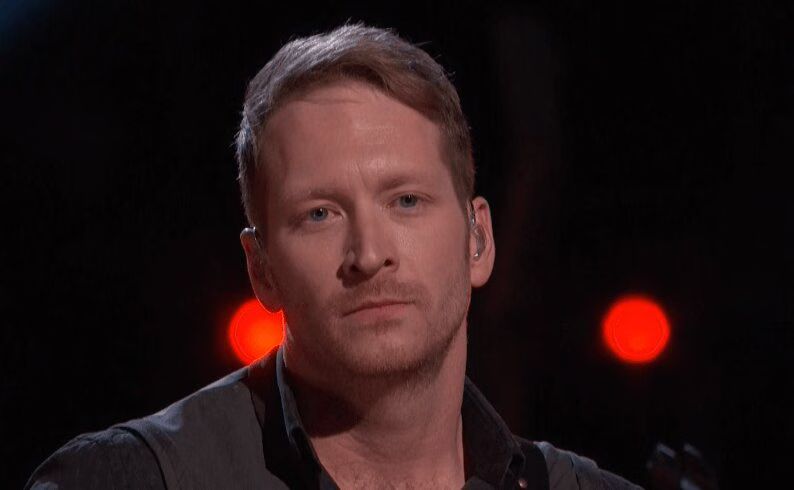 Barrett Baber Sings 'Die a Happy Man' on The Voice 9 (VIDEO)