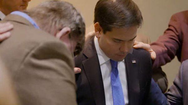 Marco Rubio praying before debate. Source: Twitter