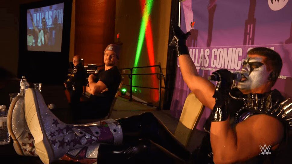 WWE's Stardust Confronts 'Arrow' Star Stephen Amell at Dallas Comic Con (VIDEO)