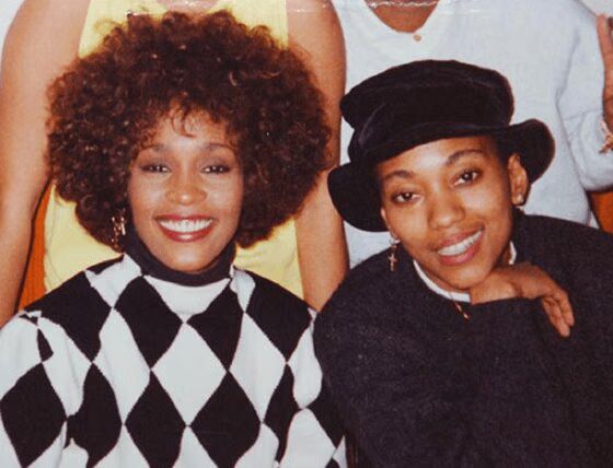 Source: http://bossip.com/716060/exposed-whitney-houstons-mother-confirms-whether-or-not-her-famous-daughter-was-a-down-low-lesbian/whitney-houston-robyn-crawford-crop/