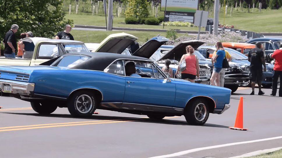 Crazed Car Critic Reviews Parking Lot Full of Oddities (VIDEO)