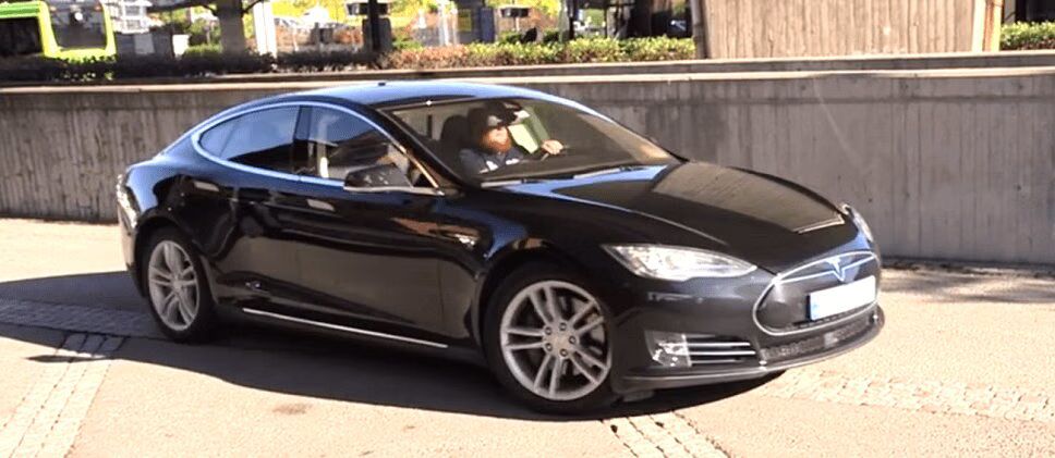 Hackers Mistakenly Blame Smartphone App For Tesla Theft (VIDEO)