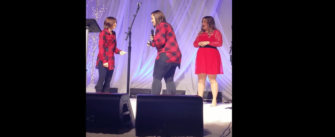 Kelly Clarkson Helps Fan Get Engaged Onstage - So Sweet! (VIDEO)