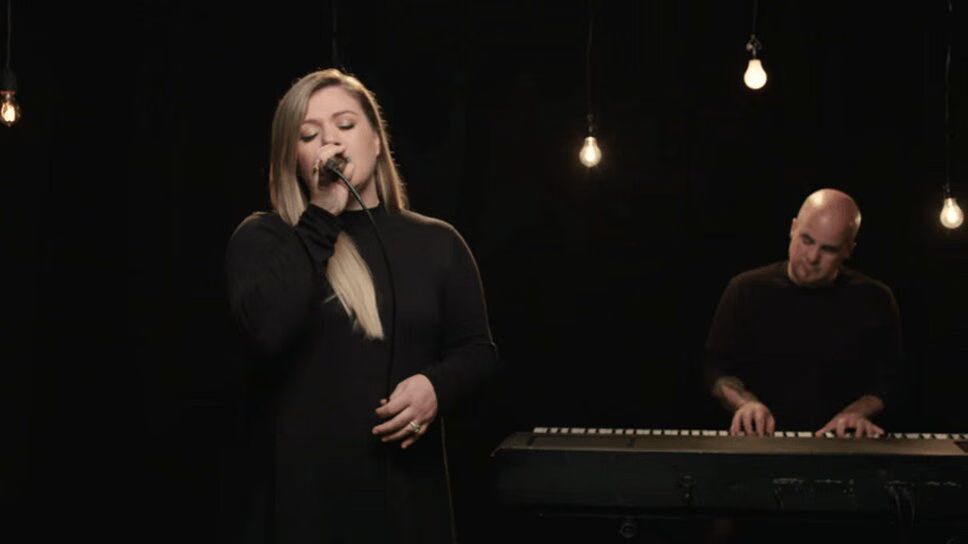 Kelly Clarkson Sings 'It's Quiet Uptown' From Hamilton Mixtape (VIDEO)